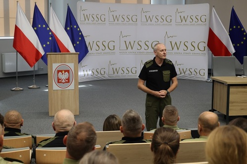 Rektor-Komendant WSSG przemawia do funkcjonariuszy Rektor-Komendant WSSG przemawia do funkcjonariuszy