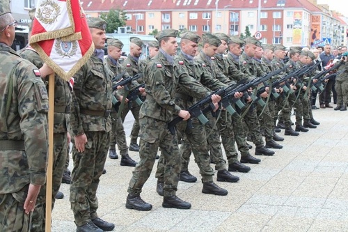 Żołnierze przygotowują się do salwy honorowej Żołnierze przygotowują się do salwy honorowej
