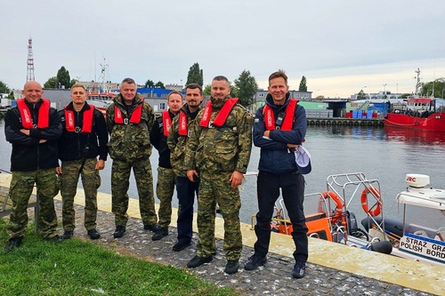 Uczestnicy szklenia ubrani w kamizelki ratunkowe Uczestnicy szklenia ubrani w kamizelki ratunkowe
