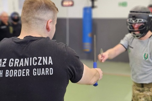 Funkcjonariusze SG przedstawiają możliwości obrony w przypadku napastnika z nożem Funkcjonariusze SG przedstawiają możliwości obrony w przypadku napastnika z nożem