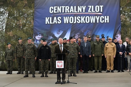 Wiceminister Obrony Narodowej Stanisław Wziątek przemawia na Centralnym Zlocie Klas Wojskowych Wiceminister Obrony Narodowej Stanisław Wziątek przemawia na Centralnym Zlocie Klas Wojskowych