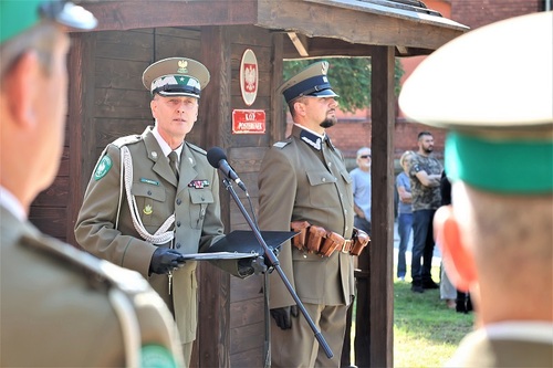 Rektor-Komendant WSSG wita gości na uroczystym otwarciu repliki przejścia granicznego z czasów międzywojennych Rektor-Komendant WSSG wita gości na uroczystym otwarciu repliki przejścia granicznego z czasów międzywojennych