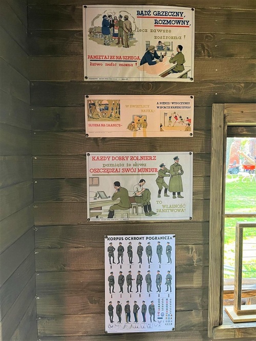 Plakaty umieszczone na ścianie posterunku K.O.P., nawiązujące do okresu międzywojennego