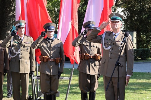 Rektor – Komendant WSSG, funkcjonariusze w historycznych mundurach oraz dowódca uroczystości podczas odgrywania hymnu państwowego Rektor – Komendant WSSG, funkcjonariusze w historycznych mundurach oraz dowódca uroczystości podczas odgrywania hymnu państwowego