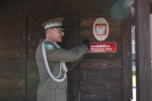 Gen. bryg. SG dr Piotr Boćko przykręca metalową tabliczkę z napisem "K.O.P. POSTERUNEK" Gen. bryg. SG dr Piotr Boćko przykręca metalową tabliczkę z napisem &quot;K.O.P. POSTERUNEK&quot;