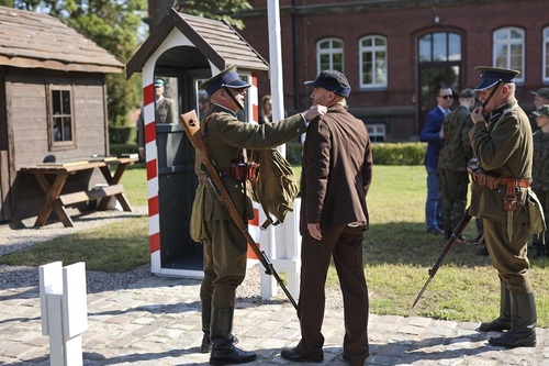 Pokaz przebiegu służby garnizonowej i patrolowej żołnierzy K.O.P. zaprezentowany przez Grupę Rekonstrukcyjną Centralnej Szkoły Podoficerskiej Korpusu Ochrony Pogranicza w Osowcu Pokaz przebiegu służby garnizonowej i patrolowej żołnierzy K.O.P. zaprezentowany przez Grupę Rekonstrukcyjną Centralnej Szkoły Podoficerskiej Korpusu Ochrony Pogranicza w Osowcu