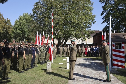 Dowódca uroczystości składa meldunek Rektorowi-Komendantowi Wyższej Szkoły Straży Granicznej Dowódca uroczystości składa meldunek Rektorowi-Komendantowi Wyższej Szkoły Straży Granicznej