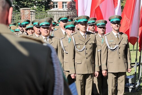 Funkcjonariusze WSSG podczas przemówienia Rektora-Komendanta Uczelni Funkcjonariusze WSSG podczas przemówienia Rektora-Komendanta Uczelni
