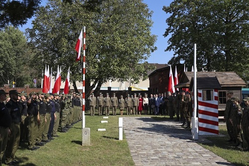 Uczestnicy wydarzenia stoją na baczność podczas odgrywania hymnu państwowego Uczestnicy wydarzenia stoją na baczność podczas odgrywania hymnu państwowego