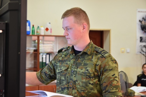 Funkcjonariusz rozwiązuje ćwiczenia na tablicy interaktywnej 