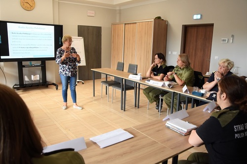 Pani dr Lidia Sudakiewicz podczas zajęć poświęconych poprawności językowej wypowiedzi i jej znaczenia w budowaniu wizerunku organizacji Pani dr Lidia Sudakiewicz podczas zajęć poświęconych poprawności językowej wypowiedzi i jej znaczenia w budowaniu wizerunku organizacji