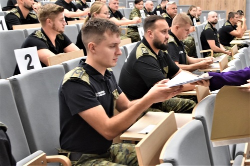 Komisja egzaminacyjna przekazuje testy funkcjonariuszom 