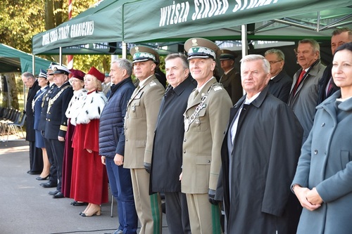 Rektor Komendant WSSG w towarzystwie Komendanta głównego SG, Ministrów oraz gości podczas uroczystości