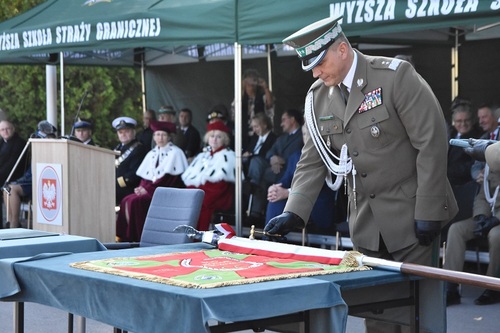 Komendant Główny SG gen. dyw. SG Robert Bagan symbolicznie wbija gwóźdź pamiątkowy
