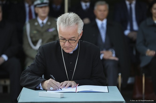 Biskup polowy JE Wiesław Lechowicz podpisuje akt ufundowania sztandaru