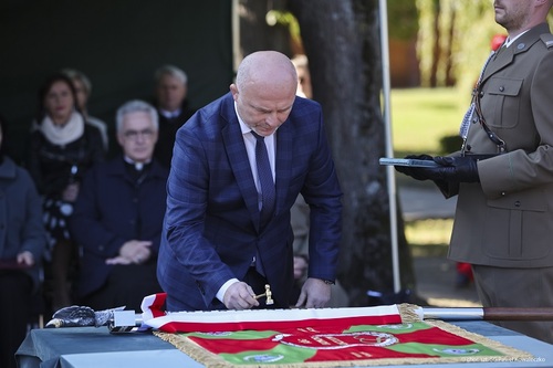 Zastępca Prezydenta Miasta Koszalina Sebastian Tałaj symbolicznie wbija gwóźdź pamiątkowy