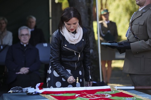 Wicestarosta Koszaliński Agnieszka Ławrynowicz symbolicznie wbija gwóźdź pamiątkowy