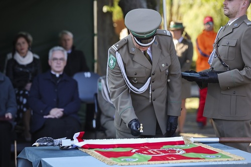 Przewodniczący ZG NSZZF SG Marcin Kolasa symbolicznie wbija gwóźdź pamiątkowy