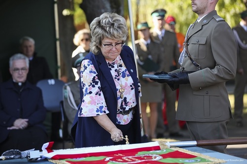 Przewodnicząca ZK ZZPMSWiAP Beata Kalicka symnolicznie wbija gwóźdź pamiątkowy