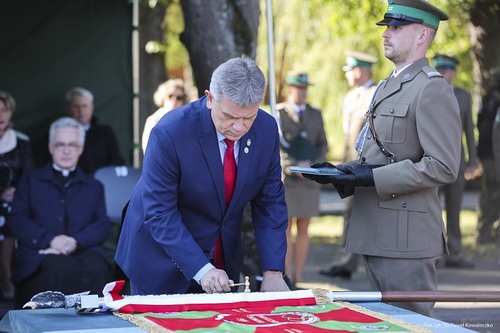 Główny Skarbnik Związku Emerytów i Rencistów SG Krzysztof Miś symbolicznie wbija gwóźdź pamiątkowy