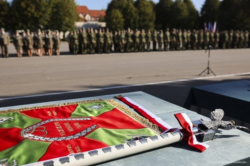 Na pierwszym planie sztandar WSSG, w tle funkcjonariusze i studenci SG