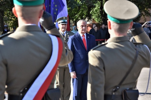 Sekretarz Stanu w Ministerstwie Spraw Wewnętrzych i Administracji w asyście Komendanta Głównego SG podczas powitania pododdziałów