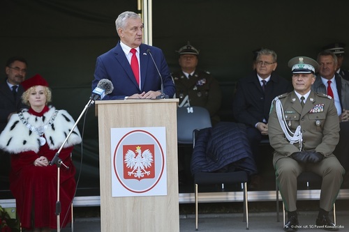 Sekretarz Stanu w MSWiA podczas wystąpienia.