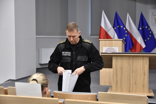 Płk SG Dariusz Jarmuziewicz otwiera zapieczętowaną kopertę z egzemplarzami egzaminu pismenego Płk SG Dariusz Jarmuziewicz otwiera zapieczętowaną kopertę z egzemplarzami egzaminu pismenego