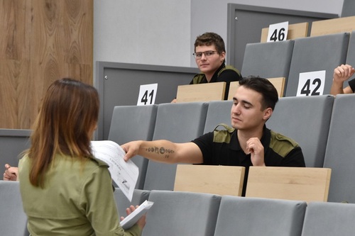 Słuchacz WSSG odbiera arkusz z egzaminem Słuchacz WSSG odbiera arkusz z egzaminem