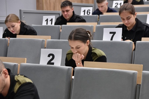 Słuchacz WSSG podczas egzaminu pisemnego Słuchacz WSSG podczas egzaminu pisemnego