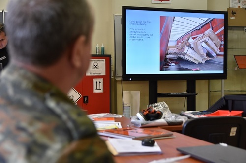 Na tablicy interaktywnej wyświetlana jest prezentacja dotycząca tematu zajęć Na tablicy interaktywnej wyświetlana jest prezentacja dotycząca tematu zajęć