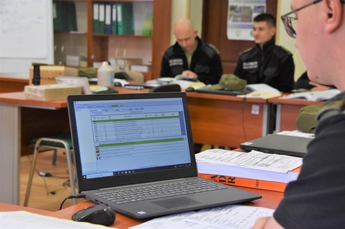 Na ekranie laptopa widnieje aplikacja, którą funkcjonariusze SG wykorzystują w trakcie służby Na ekranie laptopa widnieje aplikacja, którą funkcjonariusze SG wykorzystują w trakcie służby