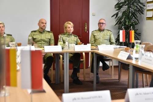 Kadra kierownicza przedstawiająca system szkolenia, obszary działania oraz bazę dydaktyczną Uczelni Kadra kierownicza przedstawiająca system szkolenia, obszary działania oraz bazę dydaktyczną Uczelni