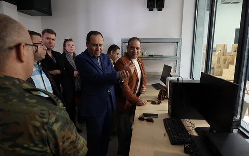 Przedstawiciele delegacji podczas oglądania strzelnicy.