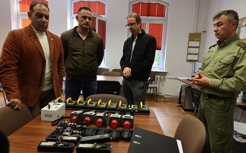 Przedstawiciele delegacji podczas oglądania sali do szkoleń z zakresu kontroli radiometrycznej i ochrony radiologicznej