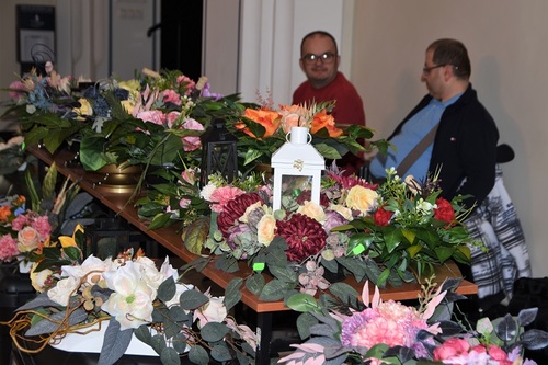 Na pierwszym planie widać prace wykonane przez osoby z niepełnosprawnością intelektualną Na pierwszym planie widać prace wykonane przez osoby z niepełnosprawnością intelektualną