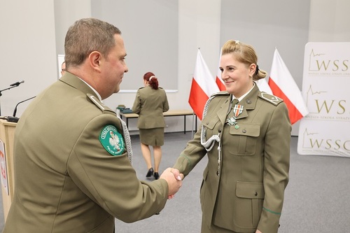 Przewodniczący Zarządu Oddziałowego NSZZF SG przy WSSG wręcza medal funkcjonariuszce SG Przewodniczący Zarządu Oddziałowego NSZZF SG przy WSSG wręcza medal funkcjonariuszce SG