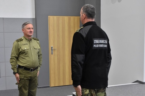 Mjr SG Radosław Potyrała składa meldunek Prorektorowi – Zastępcy Komendanta płk. SG Krzysztofowi Muzyczukowi Mjr SG Radosław Potyrała składa meldunek Prorektorowi – Zastępcy Komendanta płk. SG Krzysztofowi Muzyczukowi