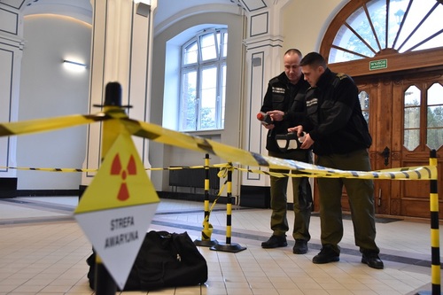 Uczestnicy szkolenia w trakcie zajęć praktycznych, w dłoniach trzymają specjalistyczne urządzenia Uczestnicy szkolenia w trakcie zajęć praktycznych, w dłoniach trzymają specjalistyczne urządzenia