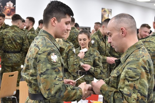 Funkcjonariusze SG podczas dzielenia się opłatkiem Funkcjonariusze SG podczas dzielenia się opłatkiem