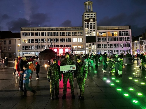 Funkcjonariusze WSSG z kwotą zebraną podczas koleżeńskiej zbiórki Funkcjonariusze WSSG z kwotą zebraną podczas koleżeńskiej zbiórki