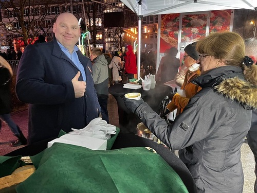 Grochówka przygotowana przez WSSG rozdawana podczas finału WOŚP Grochówka przygotowana przez WSSG rozdawana podczas finału WOŚP