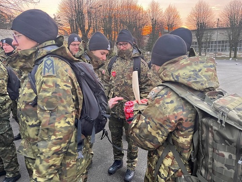 Funkcjonariusze podczas koleżeńskiej zbiórki Funkcjonariusze podczas koleżeńskiej zbiórki