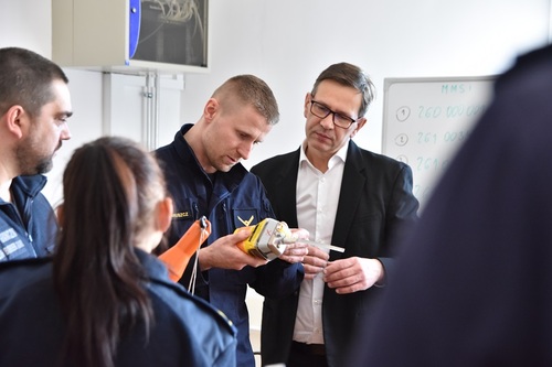 Słuchacz WSSG wraz z wykładowcą podczas opisywania środka ratunkowego Słuchacz WSSG wraz z wykładowcą podczas opisywania środka ratunkowego