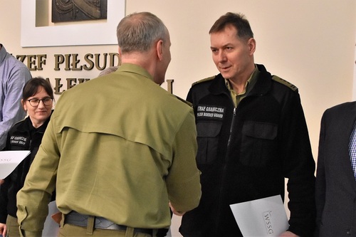 Rektor-Komendant WSSG wręcza wyróżnienie Rektor-Komendant WSSG wręcza wyróznienie