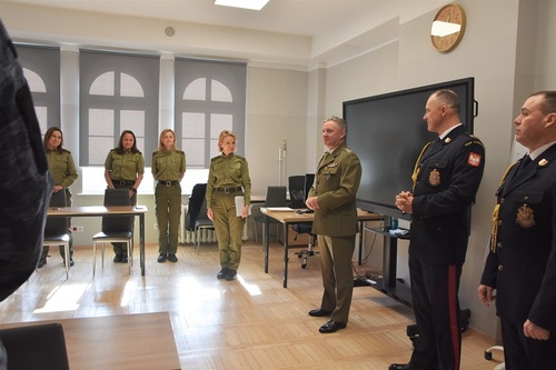 Prorektor ds. kształcenia - Zastępca Komendanta płk SG Krzysztof Muzyczuk, w towarzystwie kadry żegna słuchaczy Prorektor ds. kształcenia - Zastępca Komendanta płk SG Krzysztof Muzyczuk, w towarzystwie kadry żegna słuchaczy