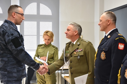 Wręczanie świadectw oraz gratulacje Wręczanie świadectw oraz gratulacje