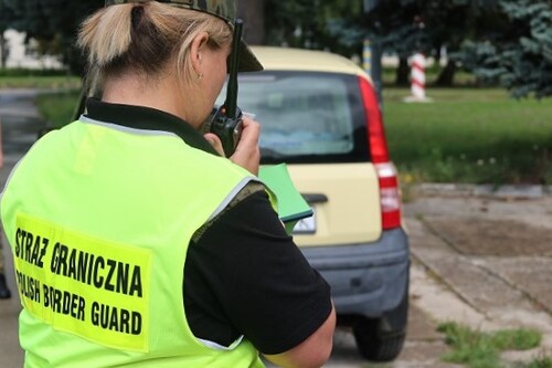 Funkcjonariuszki SG podczas zajęć z kontroli ruchu drogowego Funkcjonariuszki SG podczas zajęć z kontroli ruchu drogowego
