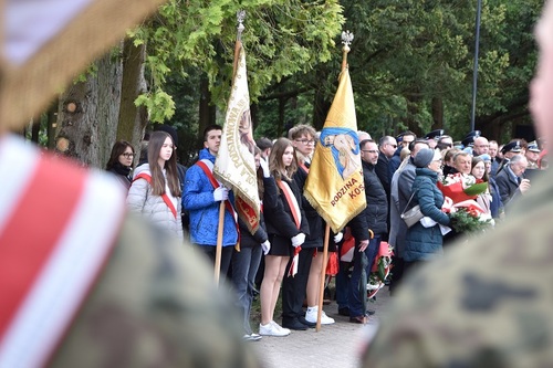 Uczniowie Szkoły Podstawowej nr 10 ze sztandarem Rodziny Katyńskiej z Koszalina Uczniowie Szkoły Podstawowej nr 10 ze sztandarem Rodziny Katyńskiej z Koszalina